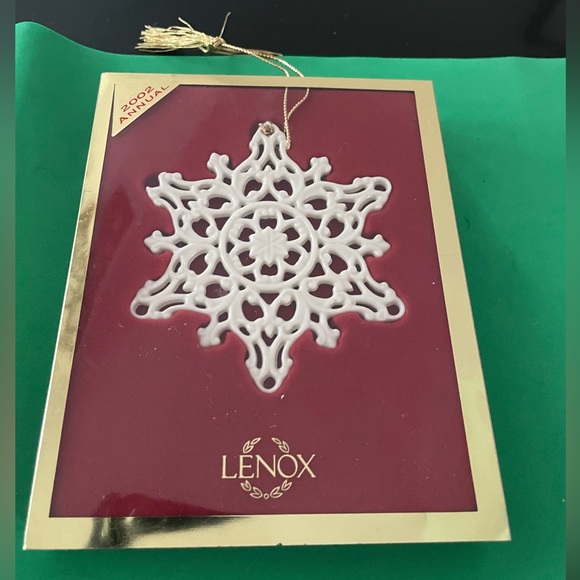 Lenox 2002 Annual  Snowflake Ornament - Picture 1 of 6
